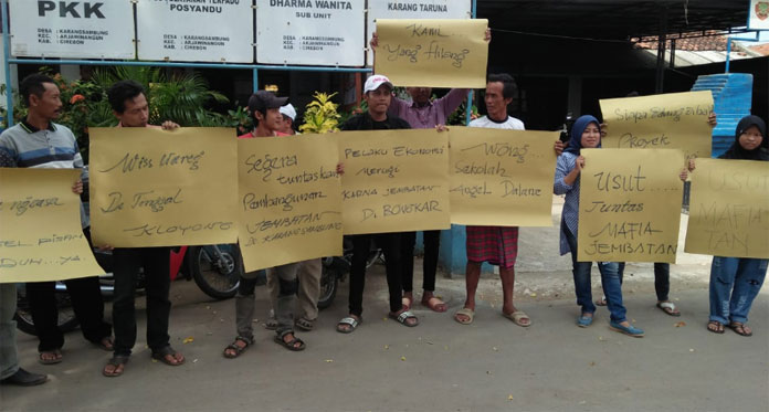 Pembangunan Jembatan Karangsembung Mangkrak, Warga Unjuk Rasa