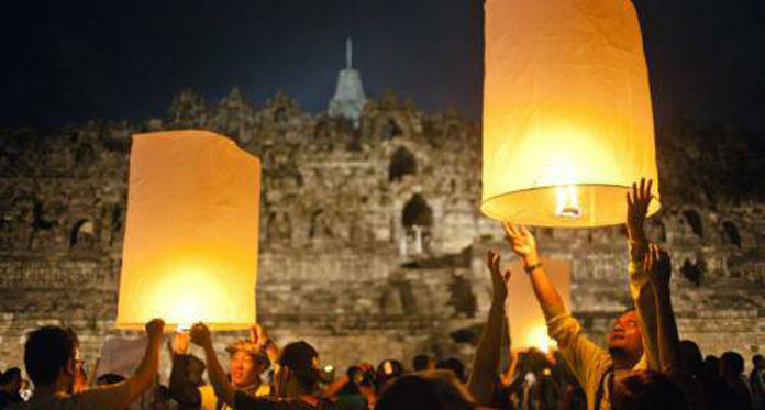 Lampion Trisuci Waisak 2562 BE/2018 M di Candi Borobudur