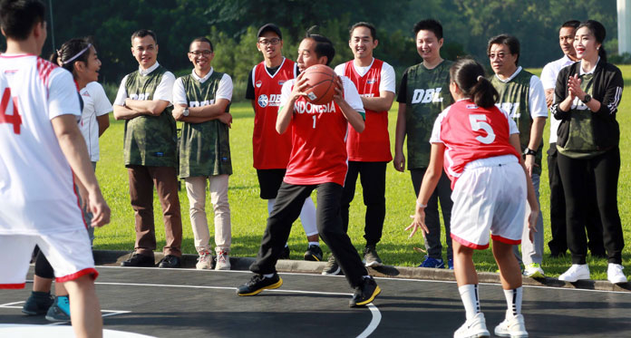 Gaya Jokowi Main Basket di Istana Bogor