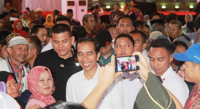 Sambut Jokowi, Warga Kuningan Berebut Selfie