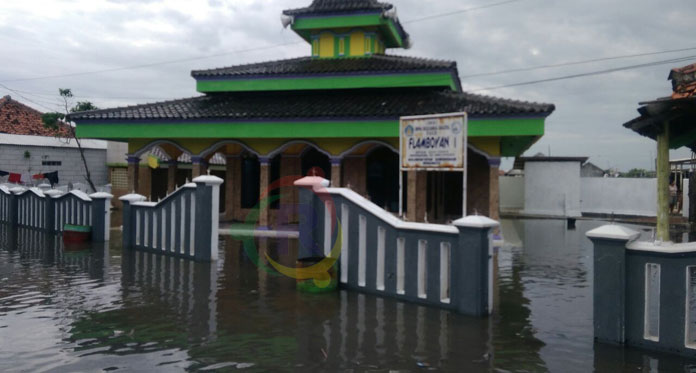 Banjir Rob Ganggu Ibadah Puasa Warga