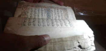 Al Quran Kuno Berhiasan Iluminasi di Keraton Kacirebonan