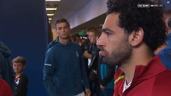 Ketika Ronaldo Menatap Tajam Mohamed Salah