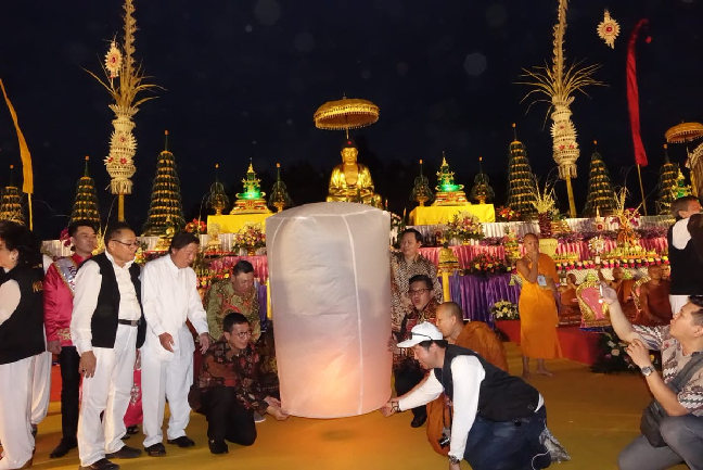 Menteri Agama Lukman Saifuddin Melepas Lampion Trisuci Waisak 2562 BE/2018 M di Candi Borobudur