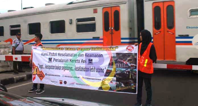 PT KAI-Komunitas Edan Sepur Sosialisasi ke Pengendara di Jl RA Kartini