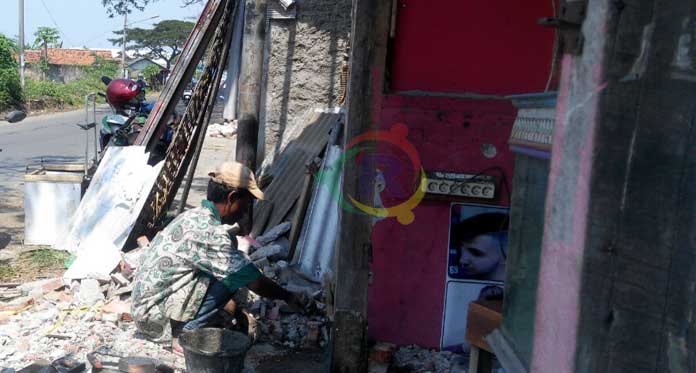 Kena Pelebaran Jalan, Pemilik Bangli Bongkar Bangunan Sendiri