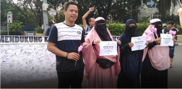 Kecam Aksi Terorisme, 3  Wanita Bercadar “Peluk Saya Jika Kamu Merasa Nyaman”