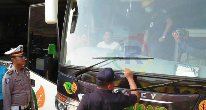 Pastikan Penumpang Aman saat Mudik, Polisi dan Dishub Cek Kondisi Bus