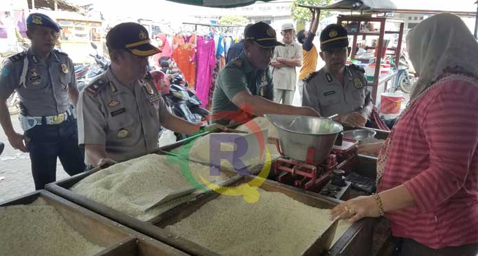 Polsek dan Koramil Weru Sidak Harga Sembako di Pasar Pasalaran