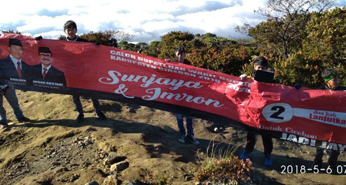 Yakin Menang, Pendaki Gunung Bentangkan Spanduk Sunjaya-Imron di Puncak Ciremai