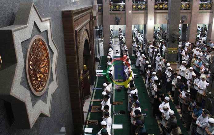 Pertama Tarawih, Warga Padati Mesjid At-Taqwa Kota Cirebon