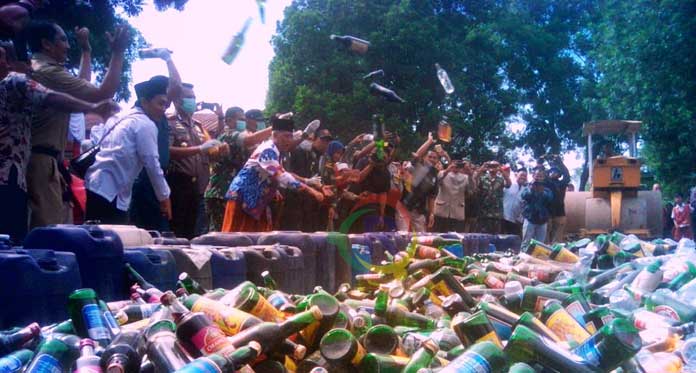 Jelang Ramadan, Polres Cikab Musnahkan Ribuan Botol Miras dan Tuak