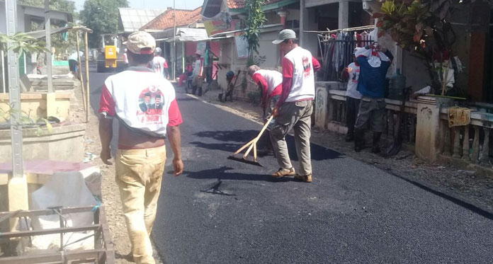 Relawan Sunjaya-Imron Perbaiki Jalan