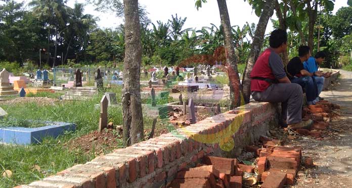 Dianggap Tak Sesuai Aturan, Pemagaran Makam Dihentikan Paksa Warga