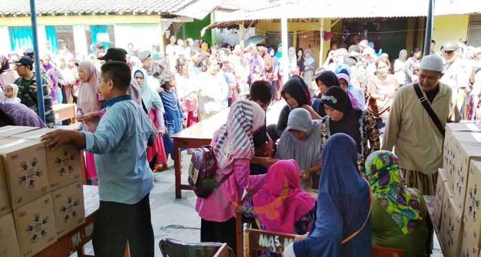 Ratusan Warga Antre Sembako di Pasar Murah Ramadan Ponpes Madinatunnajah