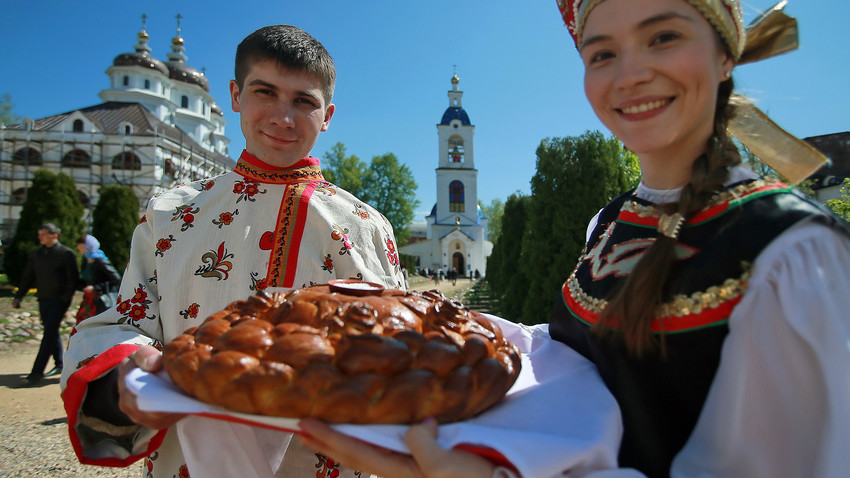 Jangan Kaget, Berkunjung Ke Rusia Setiap Tamu Disambut Roti dan Garam, Ini Alasannya
