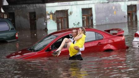 Banjir Bandang di Nizhny Novogorod, Selamatkan Dua Perempuan, Pria Berdasi Ini Viral