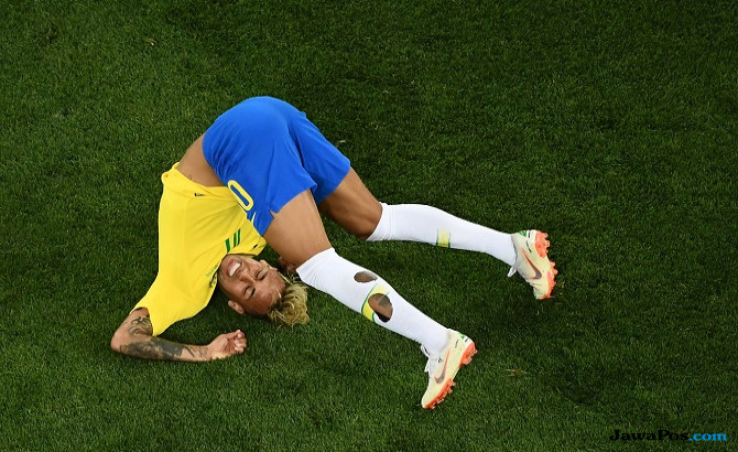 Kaos Kaki Neymar Sampai Bolong, Ini Penyebabnya