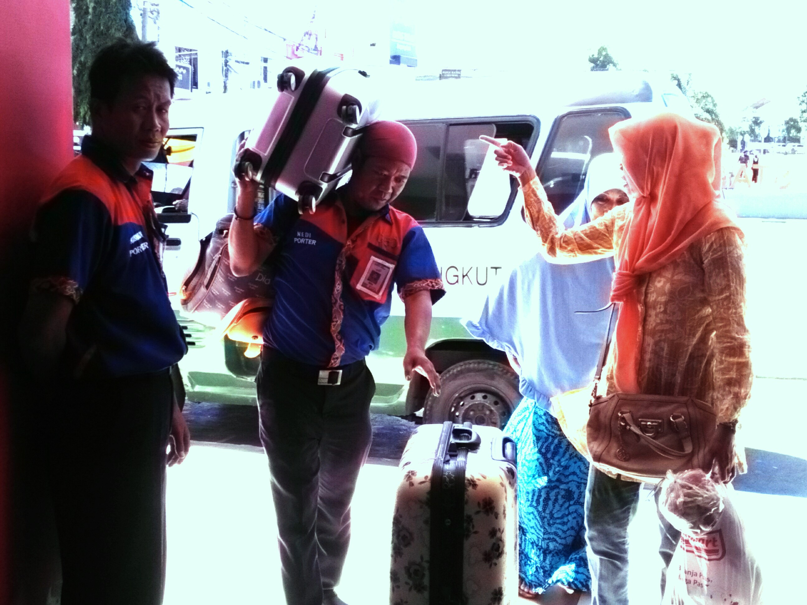 Arus Balik, Porter Stasiun Ketiban Rezeki