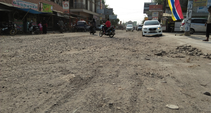 Warga Mengeluh, Jalan Ini Rusak Parah