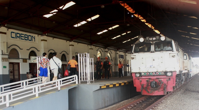 9.048 Penumpang Kereta Api Turun di Stasiun Cirebon