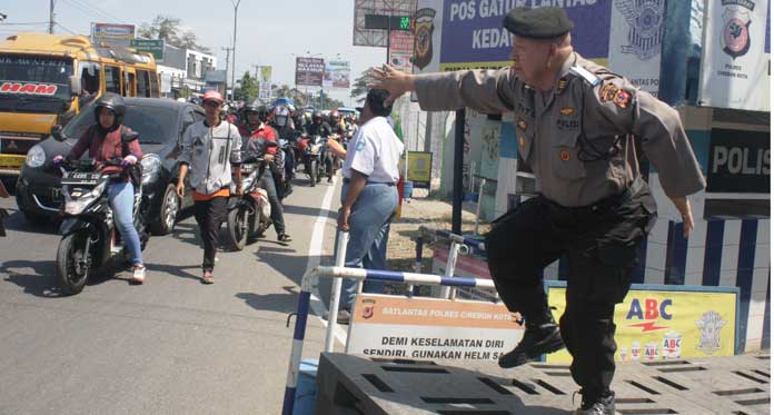 Kapolsek Atur Arus Mudik Sambil Joget Dangdut Koplo