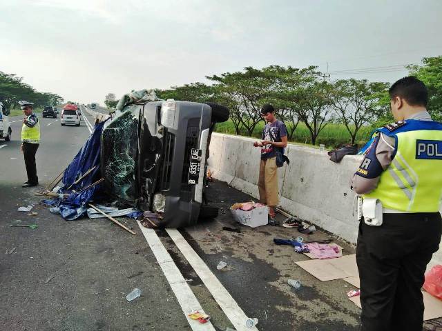 Diserempet Avanza, Pikap Terbalik di Tol Kanci-Pejagan, 4 Luka