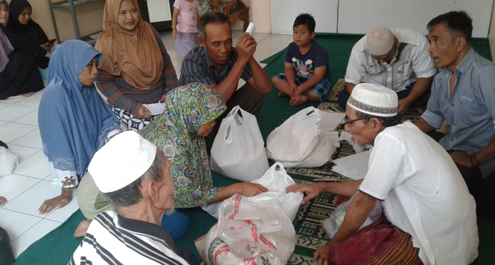 Warga Ramai-Ramai Tunaikan Zakat Fitrah