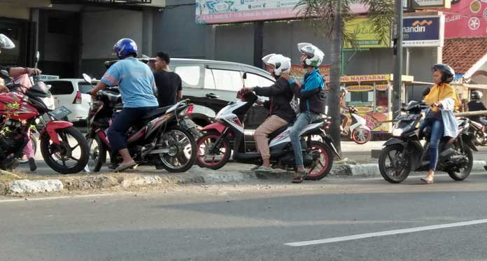 Malas Memutar, Pemotor Nekat Naik Median