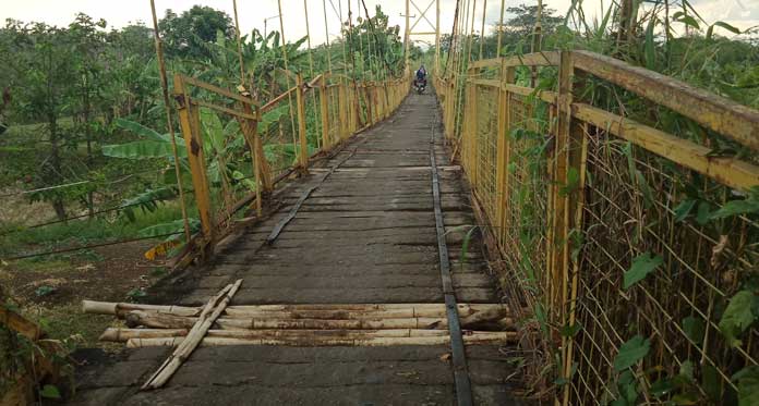 Hati-Hati! Jembatan Cihoe Rapuh, Nyaris Jebol