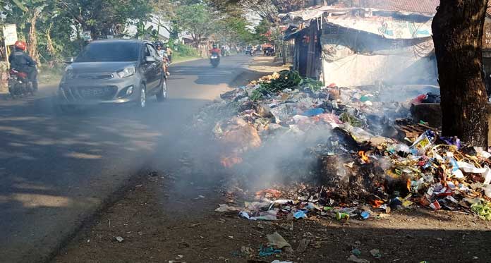 Telat Diangkut, Sampah di Penampungan Dibakar