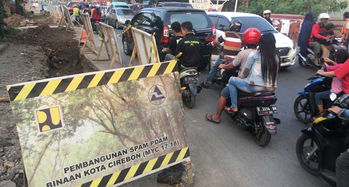 Gara-Gara Proyek Ini Lalu Lintas di Talun Macet