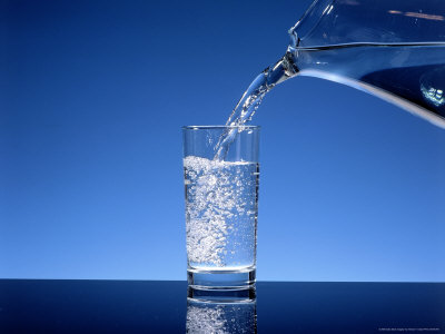 Para Lansia Harus Minum Banyak Air