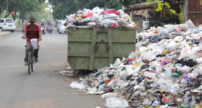 Kota Cirebon Protes, 2 Bulan Sampah Kabupaten Menumpuk di TPS Kawasan Bima