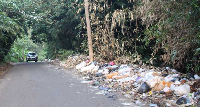 Sampah Meluber sampai Pemakaman Umum