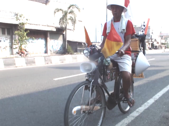 Wow..Kakek Hasan Mudik dari Depok ke Purbalingga Pakai Sepeda Ontel