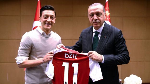 Mesut Ozil Foto Bareng Erdogan Dikecam di Jerman