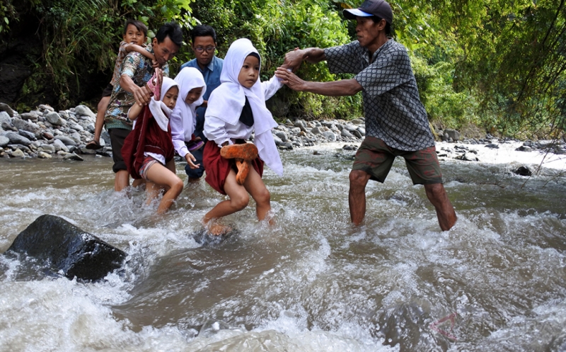 Tak Ada Jembatan Gantung, Warga Terpaksa Lintasi Sungai Di Ciledug, Wakil Rakyat Kemana Saja?