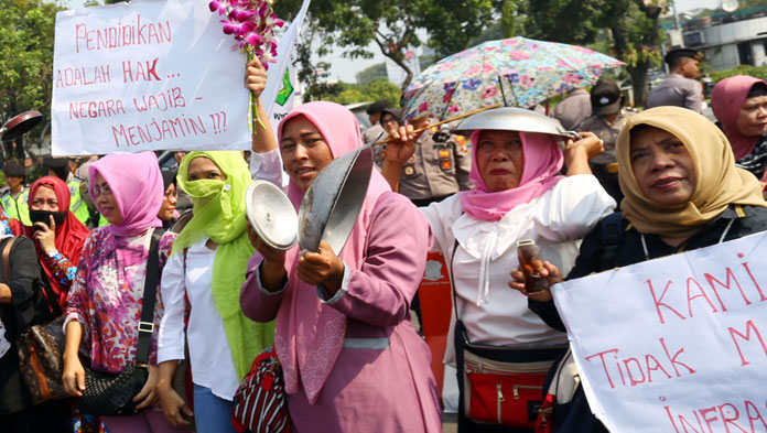 Emak-Emak: Turunkan Harga, Atau Lo yang Turun