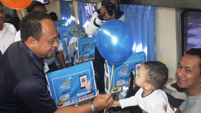 Dikira Razia, Penumpang Cilik Dapat Balon dan Bunga dari PT KAI Daop 3 Cirebon