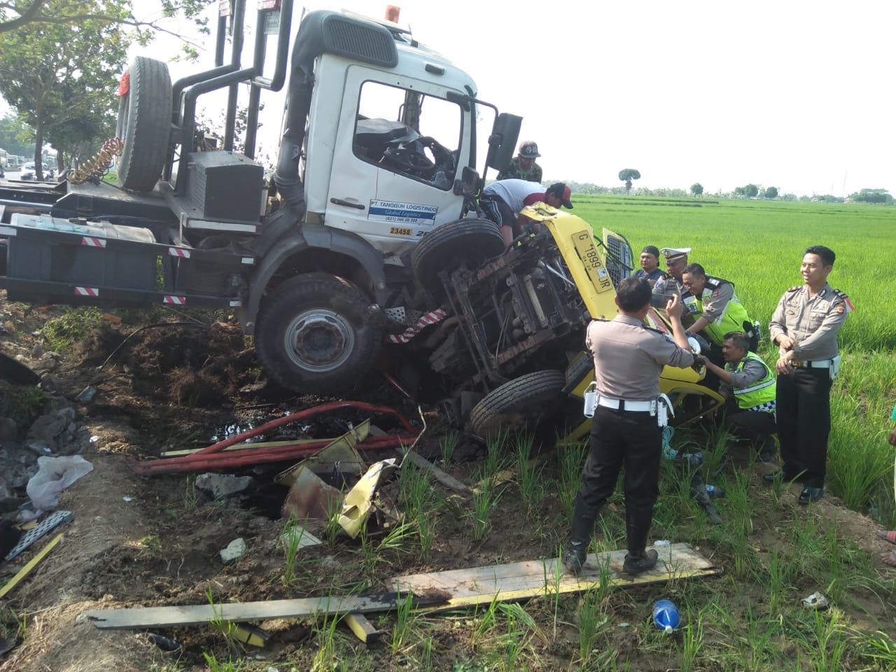 Adu Bagong, Sopir Tewas Tergencet Bodi Truk