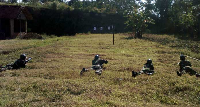 Asah Kemampuan Berperang, Prajurit Kodim Kuningan Latihan Menembak