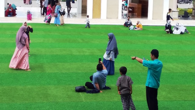 Rumput Sintetis Masjid Islamic Center Indramayu Favorit Instagramable