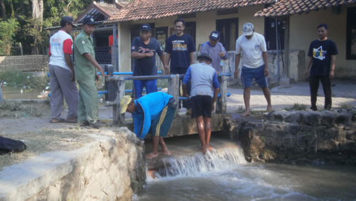 Maksimalkan Debit Air, Warga Larangan Bersihkan Irigasi