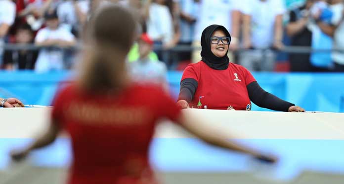 Wanita Indonesia Ini Rela Gaji Sebulan Hilang demi Bawa Bendera Argentina    