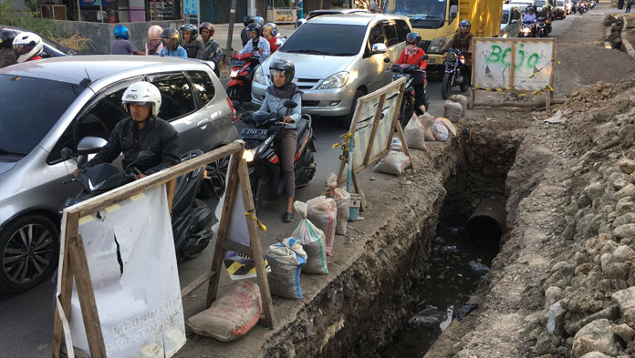 Proyek Pemasangan Pipa PDAM Kota Cirebon Bikin Macet dan Jalan Rusak, Warga Protes