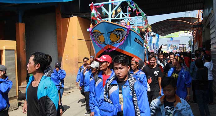 Nadran, Nelayan Karangsong Larungkan Kepala Kerbau