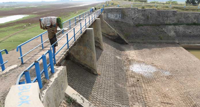 Waduk Cipancuh Kering, Petani Andalkan Sumur Pantek