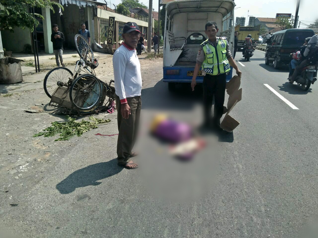 Tragis, Tukang Becak Tewas Terlindas Truk di Pantura Cirebon