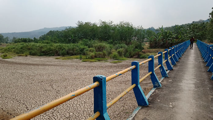 Bendung Seuseupan Kering, Petani Kewalahan